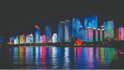 (图源:青岛市文化和旅游局 浮山湾灯光秀夜景)