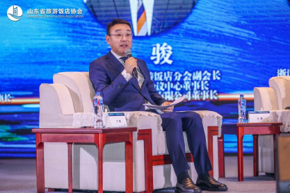 图 11  供应链专委会首任主任丁阔主持圆桌对话“新消费场景下饭店业供应链创新赋能”主题。