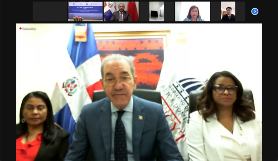 多米尼加共和国高等教育、科学和技术部部长 Dr.Franklin Garcia Fermín(富兰克林·加西亚·费尔明)博士 (中间)