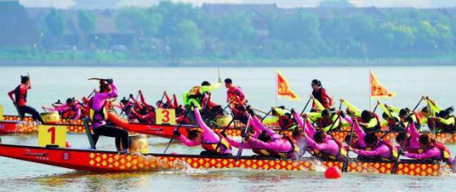 第九届中国大学生龙舟锦标赛参赛运动员挥桨奋战。