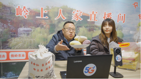 图为牛继林化身主播在岭上人家直播间推介小米等特色农产品