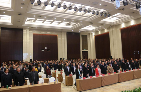 全体参会人员起立唱响《歌唱祖国》