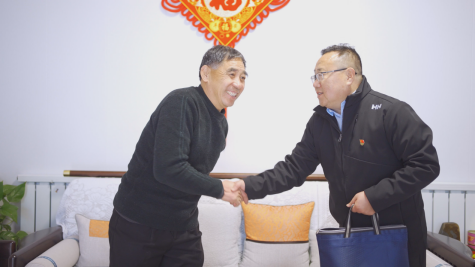 图为牛继林春节前到村民家进行走访