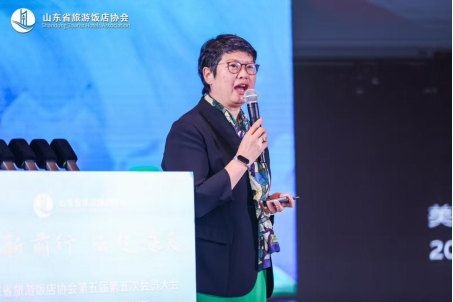 图 10 美团酒店高级顾问冯洁进行主旨演讲。