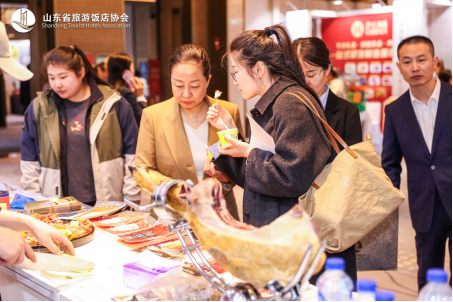 图 16 图17 首届山东饭店业供应链展吸引了不少业内人士驻足。