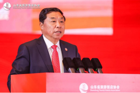 图 6 山东省旅游饭店协会会长何庄龙作协会工作报告。