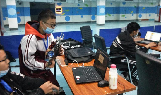 学生在“NOC”大赛赛场调试设备