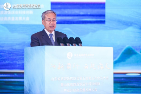 图 5 青岛市人民政府副秘书长陶兴成致辞。