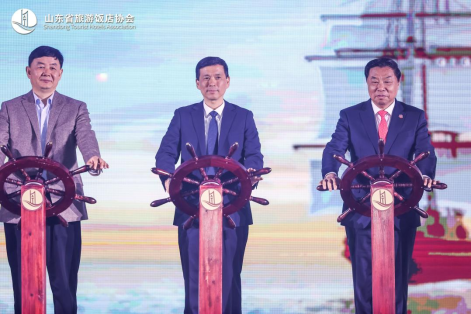 图 8 青岛国信发展（集团）有限责任公司党委副书记、总经理姜鲁青出席启动仪式。