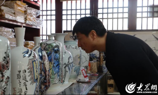 書畫愛(ài)好者欣賞作品
