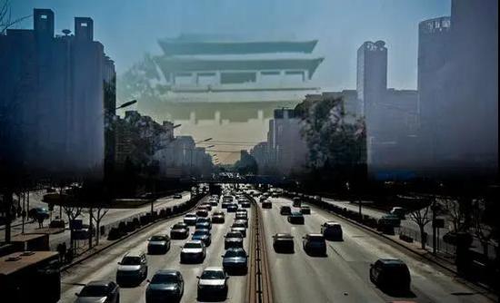 1965年时为了修建地铁,被拆除的北京东直门如今的景象(图源 新京报 新浪新闻中心联合出品《城门变》,摄影/李飞)
