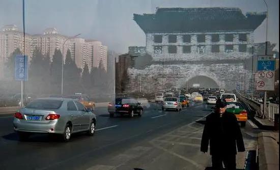 上世纪50年代被拆除的北京右安门如今的景象(图源 新京报 新浪新闻中心联合出品《城门变》,摄影 /李飞)