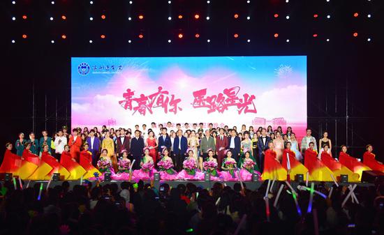 校领导与演职师生合影留念