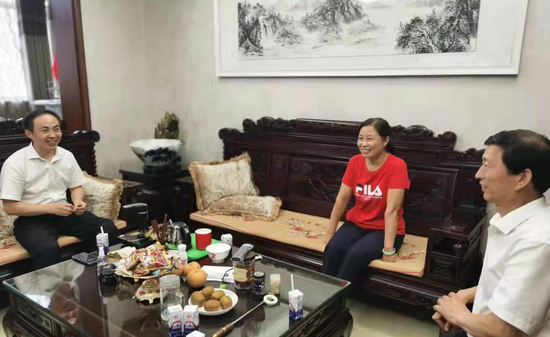 在退休党员同志家中