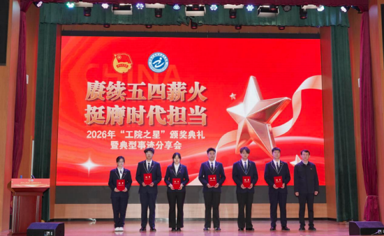 （图 共青团济南市委副书记潘福贞为获奖学生代表颁奖）