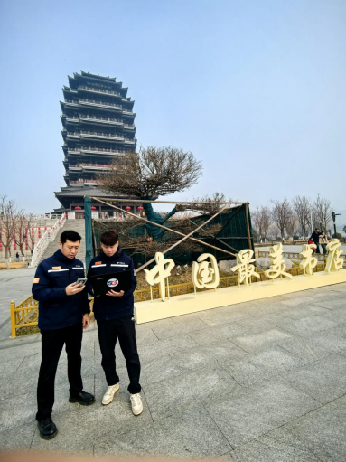 图为中国电信网络维护人员在进行网络容量监测和扩容优化，以优质网络服务保障网络畅通。