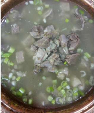 大燉羊肉，羊肉選自一年生本地青山羊，很有嚼勁筋道。曾被評(píng)為地方名吃