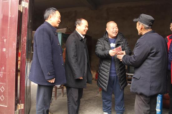 區人大代表、楊湖酒業經理李守華到東北隅慰問貧困戶
