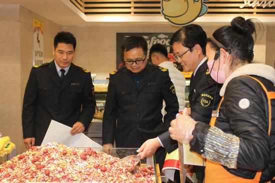 查看超市內食品狀況