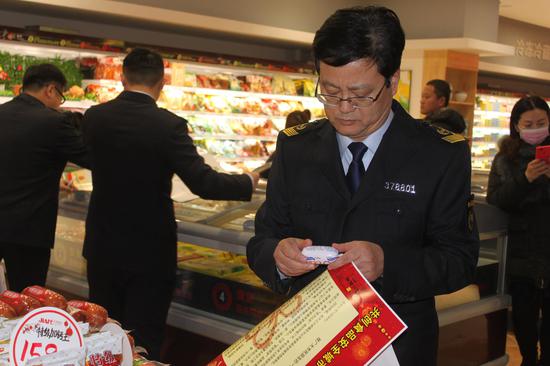郝丕進檢查食品生產信息
