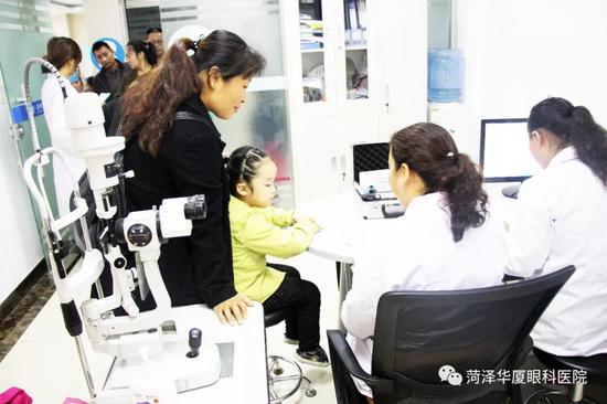 繁忙的小儿眼科诊室