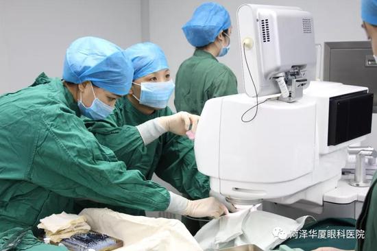 飛秒手術中的王麗霞院長