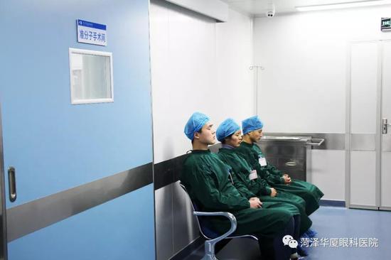 手術室外等候的患者