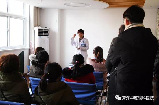 王麗霞院長與手術患者講解術中注意事項