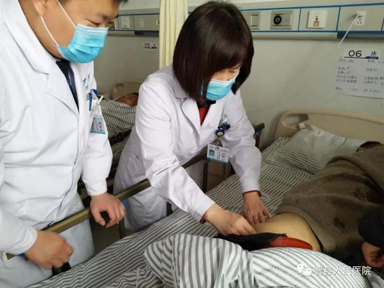 腫瘤科博士為病人查體