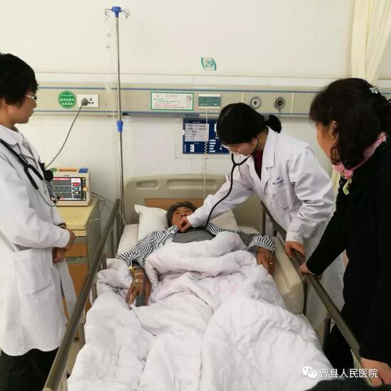 心內(nèi)科博士為病人查體