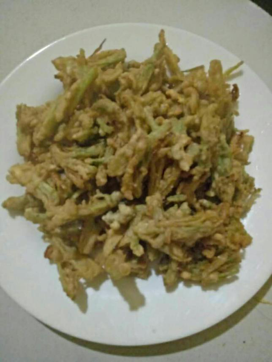 王大師自己獨(dú)制的菜根，精心把握火候烹飪炸制，菜吃后口留醇香。