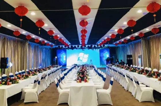 精心搭建的會(huì)場精致的冷餐小糕點(diǎn)