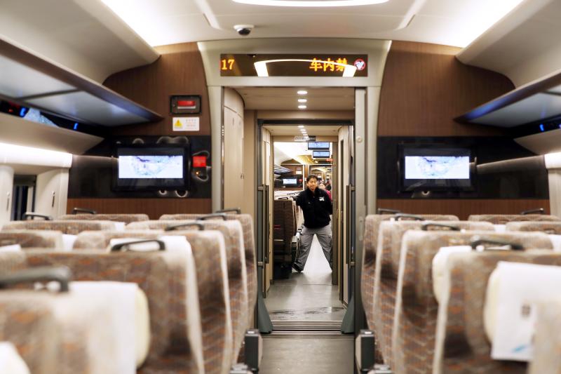 男子火车上借口换座位坐到女孩旁边 朝其裸露下体被拘