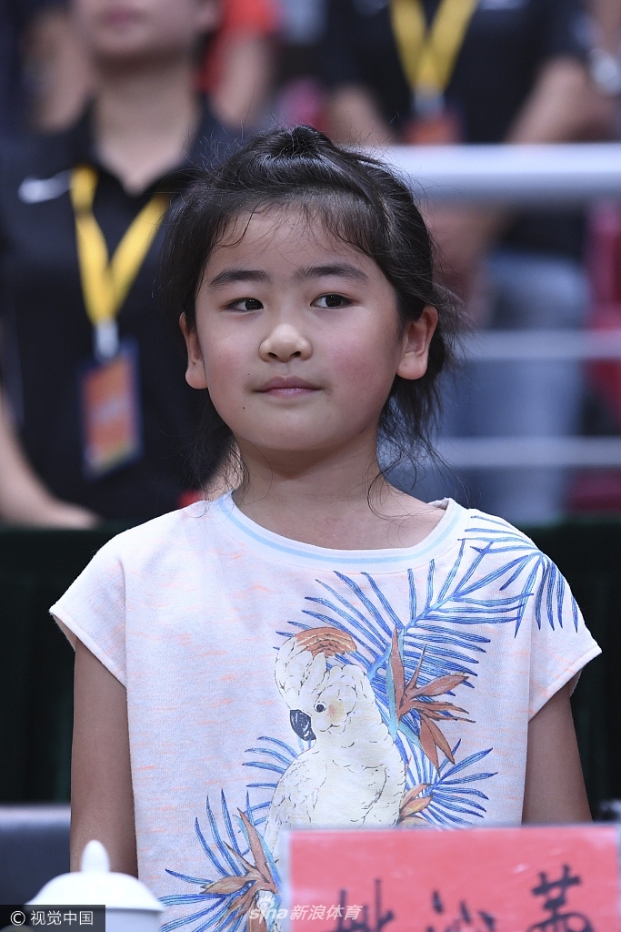 姚明7岁女儿投篮试身手 乖巧可爱惹人疼