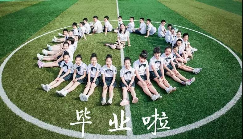 小学生毕业照流行私人订制 校园风,大片风写真受欢迎