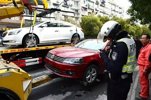 图片说明:交警部门依法牵引违停车辆.(崔顺成 摄)