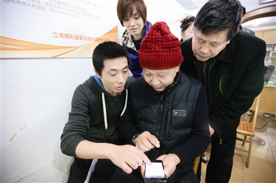 江湾安汾居委开办大拇指课堂 教老人用智能手机