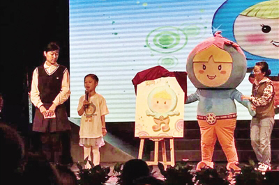 图片说明：“乐乐”和大家打招呼。