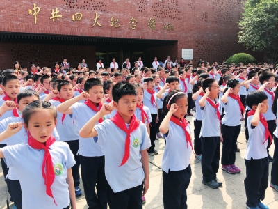 图片说明:广灵路小学的少先队员带上红领巾后