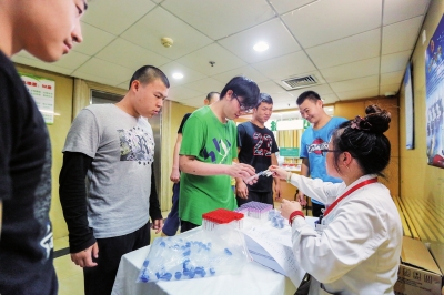 虹口区领导视察征兵体检工作