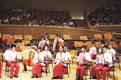 长宁少年宫弦乐团参加市学生民乐团音乐会演出