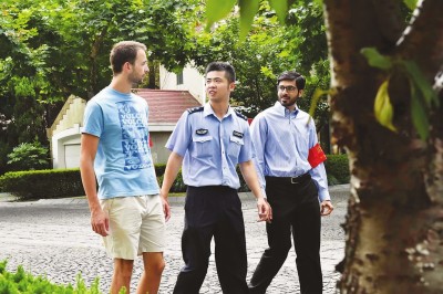 外籍平安志愿者加入群防群治