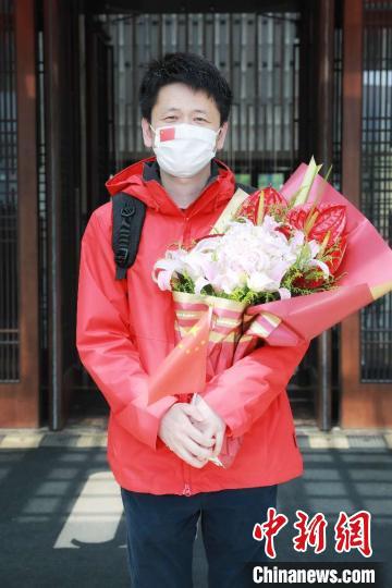 钟鸣是上海最早奔赴支援武汉的医学专家。　钟萱 摄