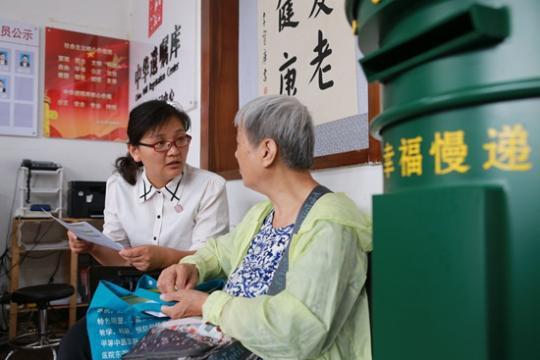 工作人员告诉老人如何填写遗嘱预约表。
