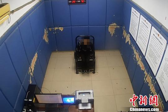 嫌疑人沈某在接受警方讯问。上海松江警方 供图