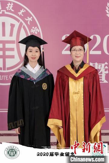 上海应用技术大学“AI云毕业照”，在从“云端”玩转的上应大景观地标前，毕业生们可以与校长合影留念。　上海应用技术大学供图