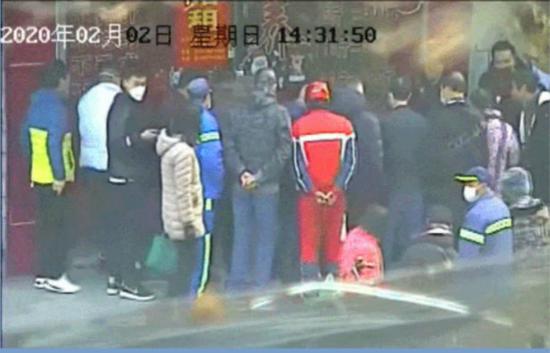 图说:店主拉掉民警口罩稿件现场监控画面。杨浦检察院 供图