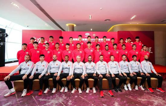 图说:上港队将士即将出征2019新赛季。