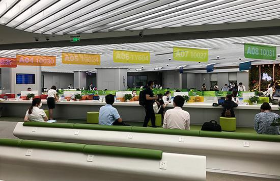 7月15日,徐汇区行政服务中心的服务窗口。澎湃新闻记者 李佳蔚 图