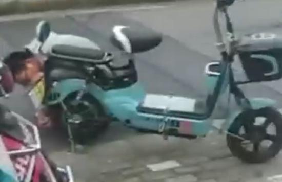图片说明:电瓶车“中招”